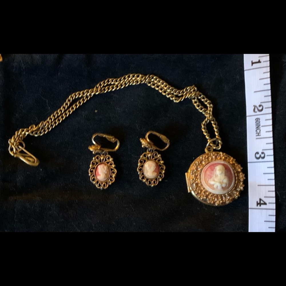 Vintage Mona Lisa Cameo Pendant with Cameo Earrings.